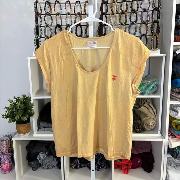 Yellow Graphic Tee with Red Lips SISTERS DEPARTMENT lost in love women’s large - Picture 4 of 4